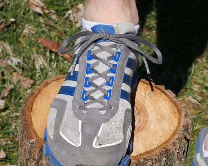 知道运动鞋系鞋带的双排小孔是怎么了用的吗?
