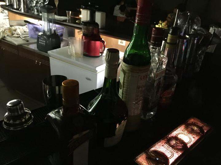 和小明聚会开心,喝酒开心,和酒保聊鸡尾酒开心,装逼开心,嗯,没醉