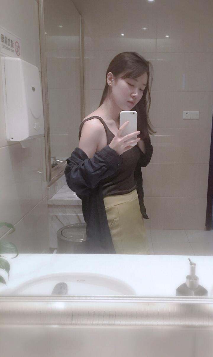 加班日单位洗手间默默自拍