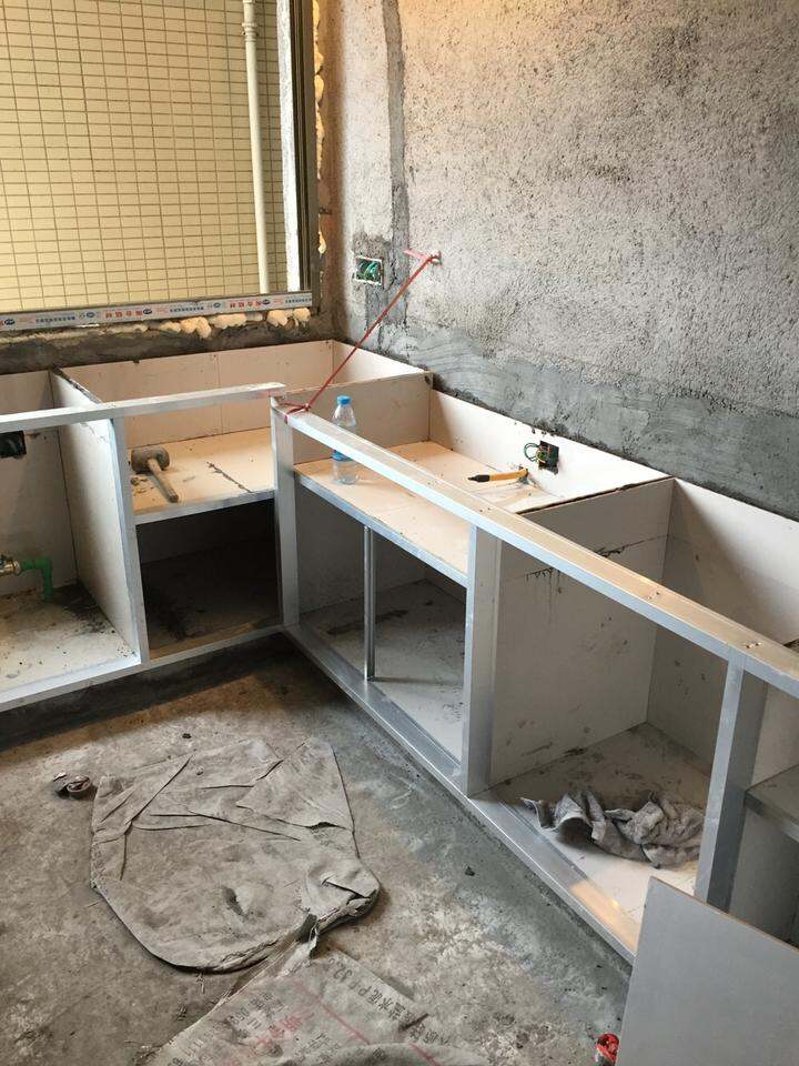 还是砌灶台了[哭笑]实用不坏 白钢砖最便宜 不过要用莆田砖哦