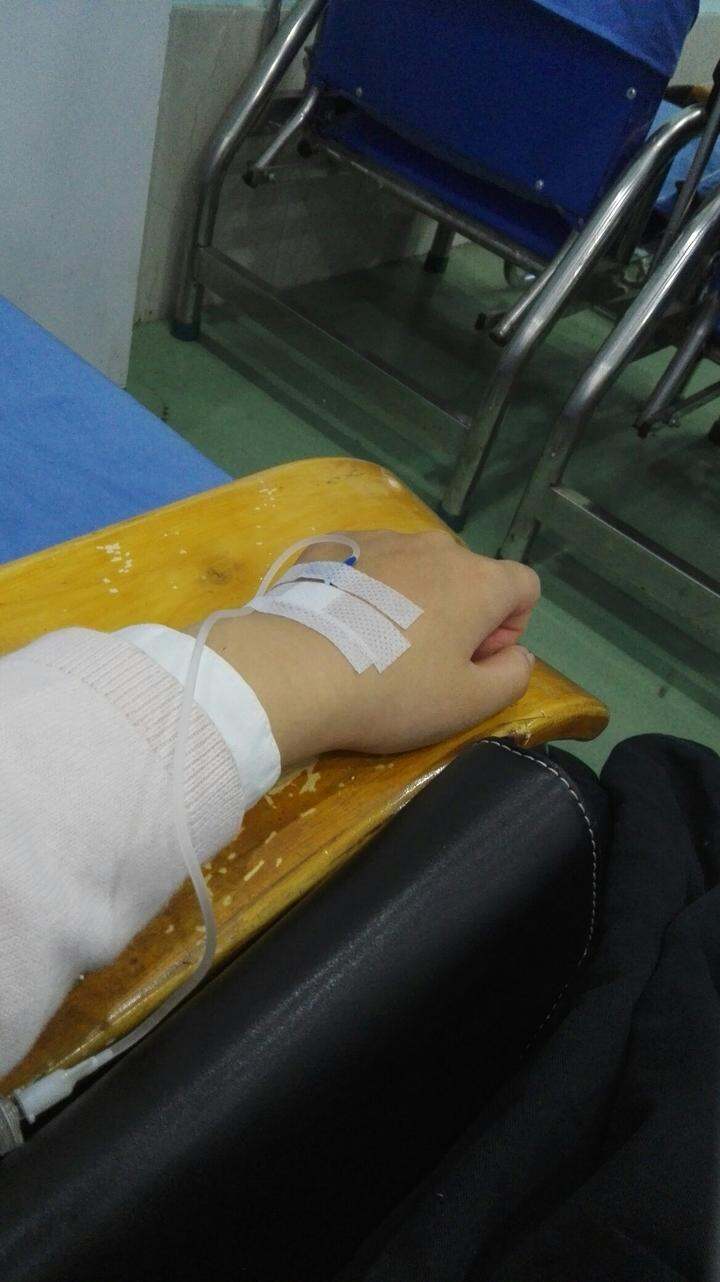 挂着水单手抢羽绒服没抢到