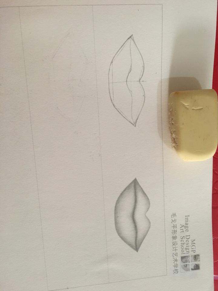 纸上画眉毛和嘴唇