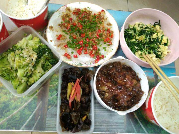 自己折腾了一桌菜,去食堂打包的饭,三个人吃的特别撑[鹿嘿嘿嘿]
