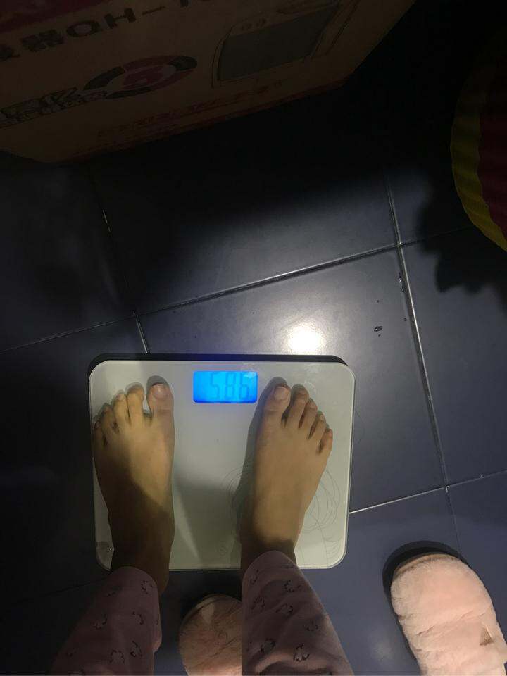 今早体重:58.6kg 相比昨天轻了1斤 前三天降了:61.3-58.6=5.