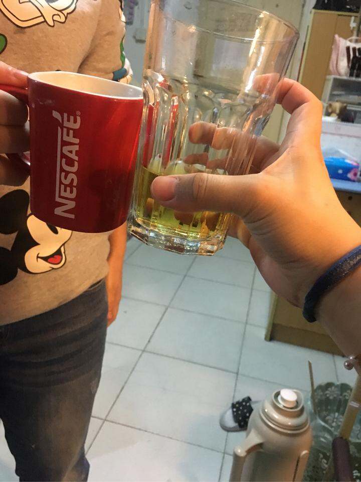 和爱喝酒的室友干杯[饮料]