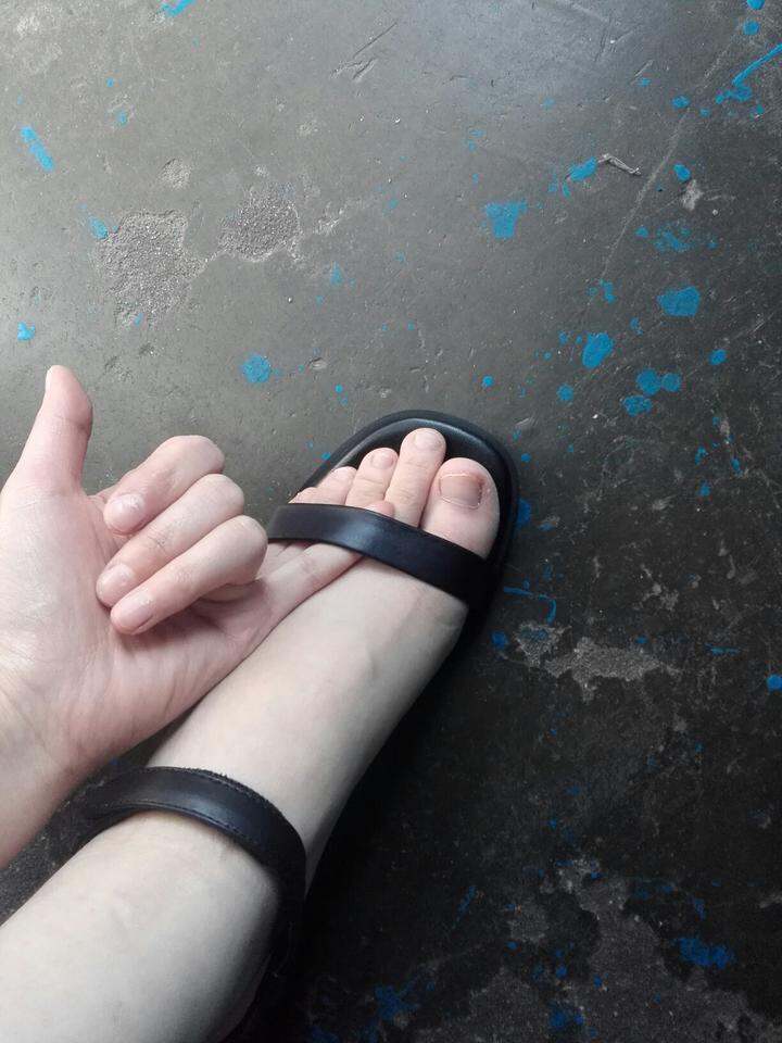 值得胖脚丫一买再买的一字带美美凉鞋