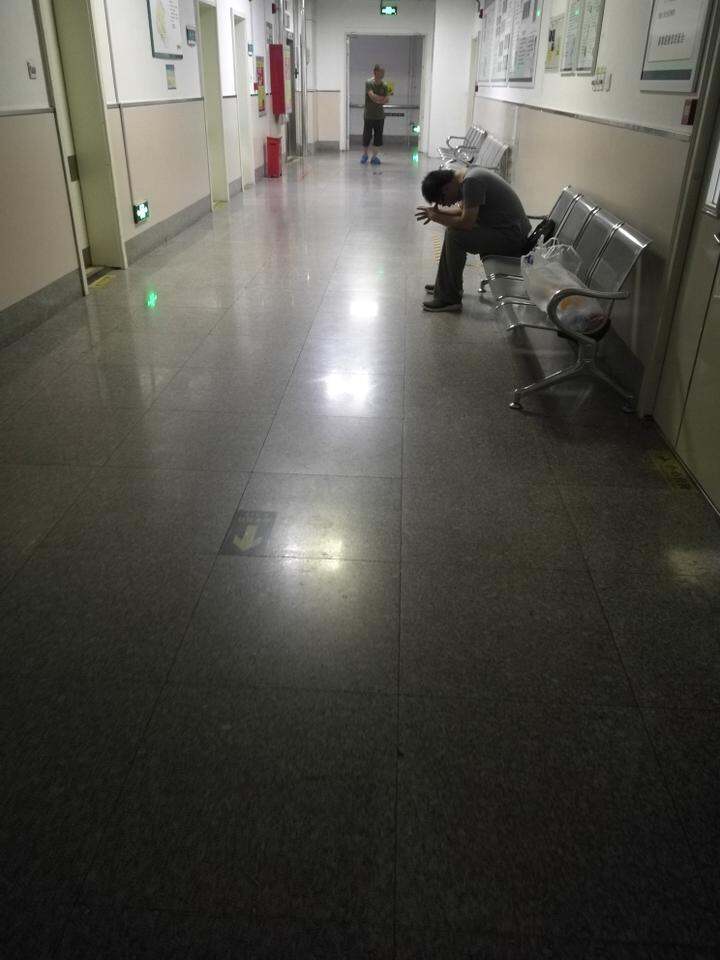这是我同事,母亲血管瘤破裂,手术室外等待