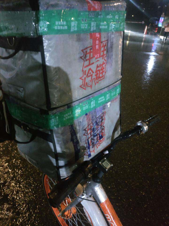 昨天京东买的酸奶 苏宁易购拼团的椰子
