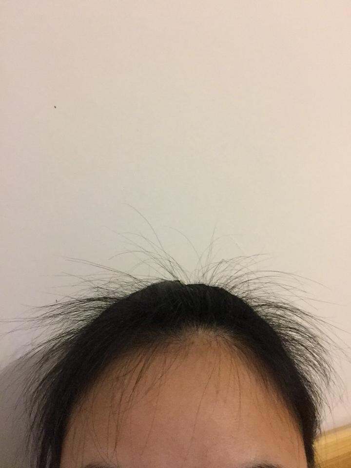 头发剪毁了,今晚上想起很久没敷面膜了就把头顶的头发半扎了发现炸毛