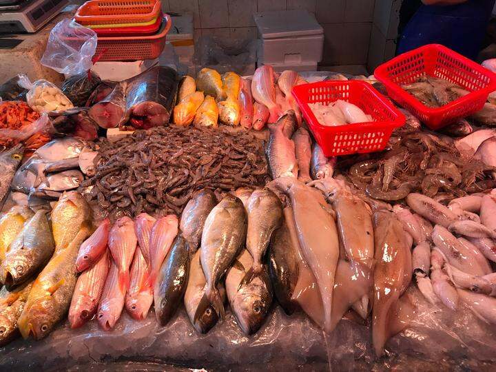 早上逛菜市场买了好多鱼