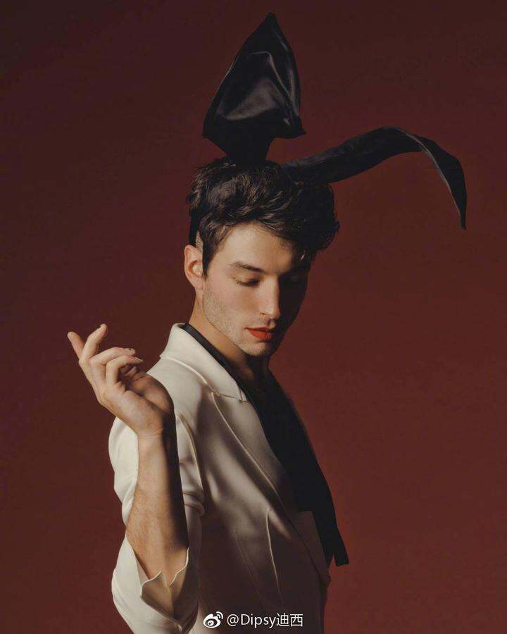 ezra miller 新期 playboy>