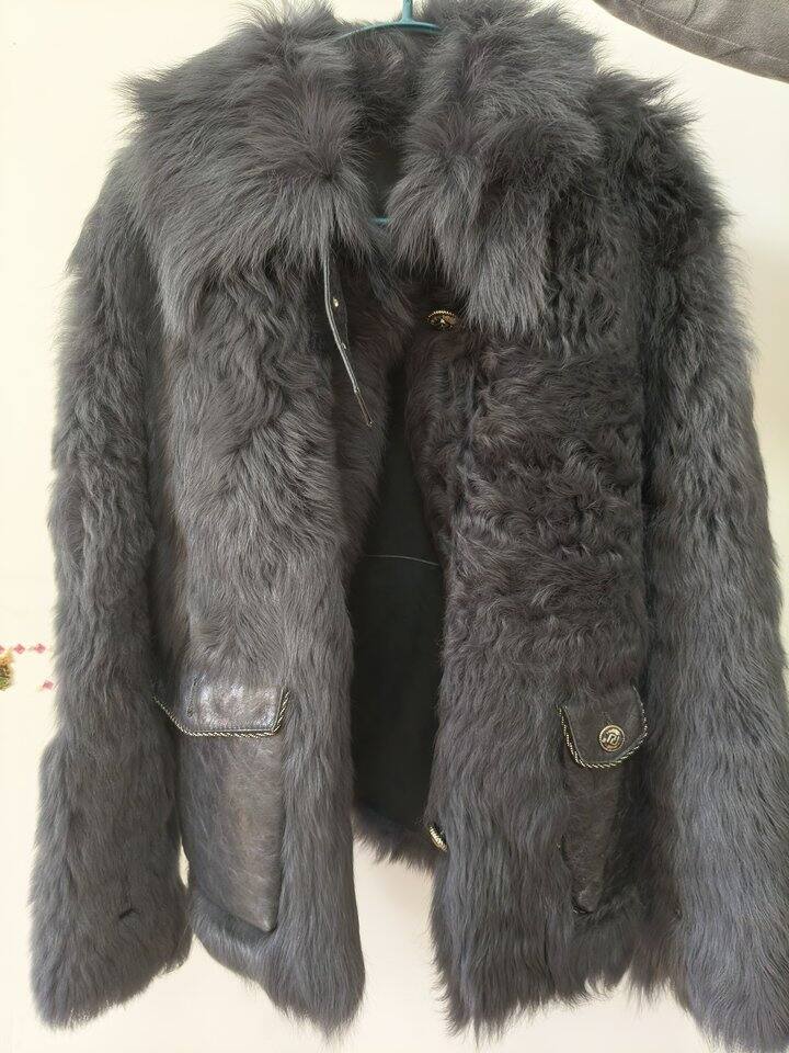 出太平鸟短款托斯卡纳皮草 
灰蓝 尺码xs 550包邮 可刀