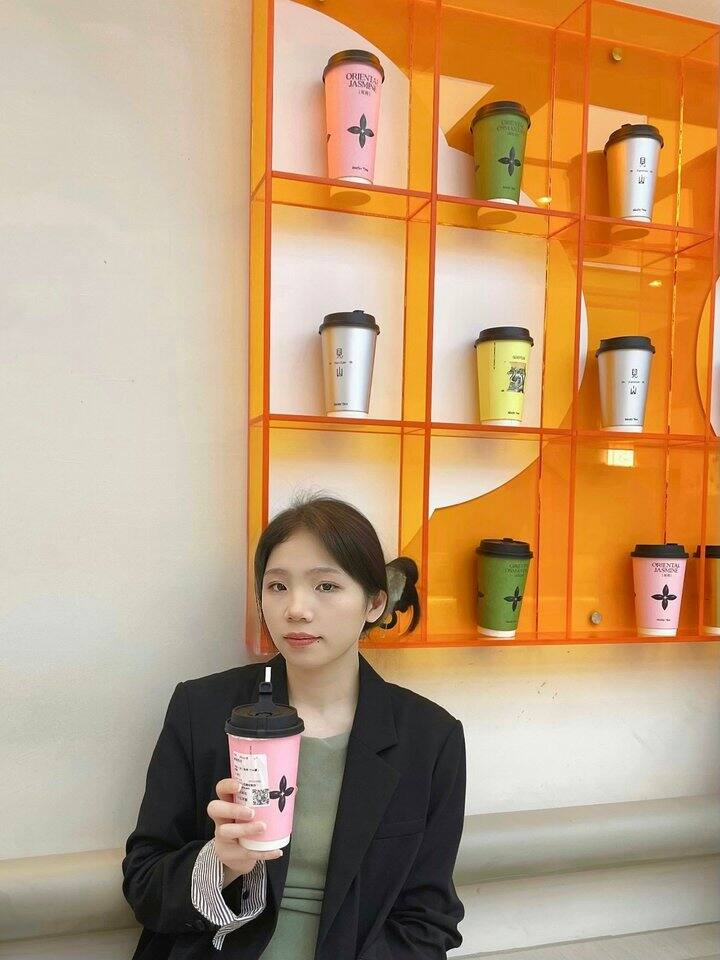 假期穿得比我上班还商务😅