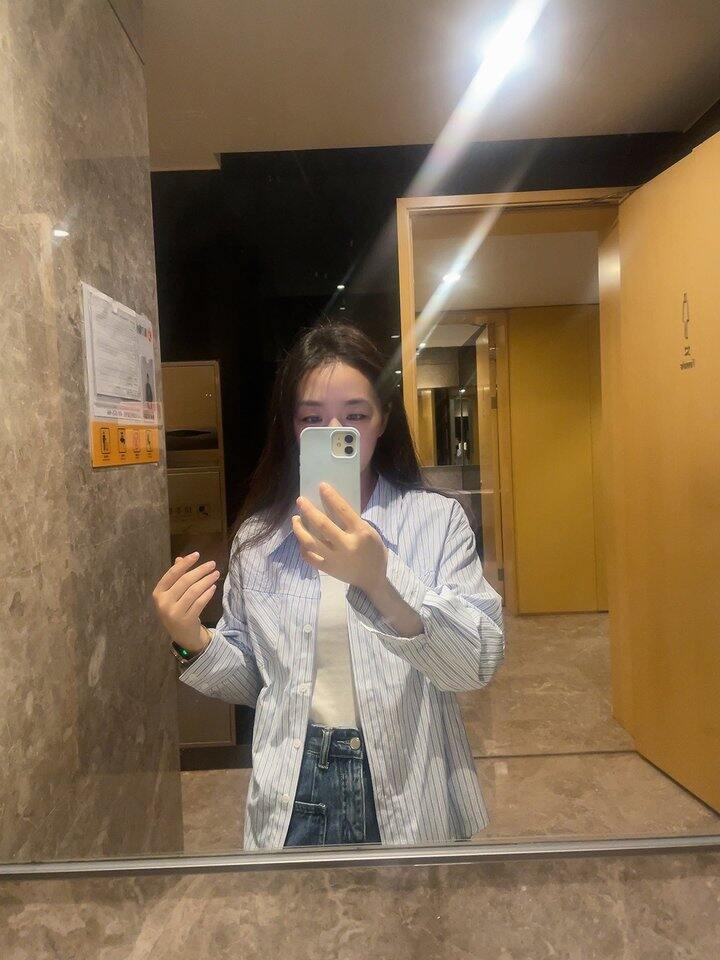 买了一件蓝色条纹衬衫