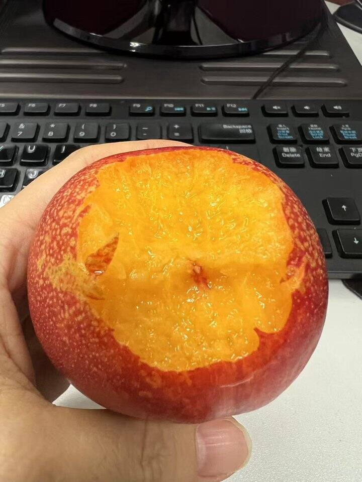 今年第一口桃子