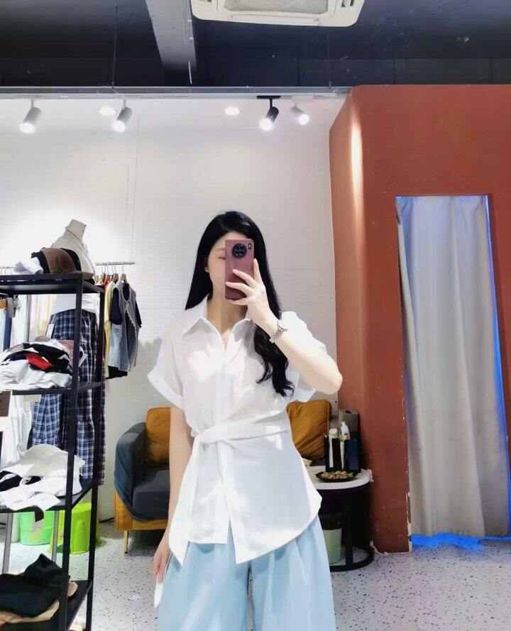 实体店买的上衣，亚麻面料，好看舒适，喜欢