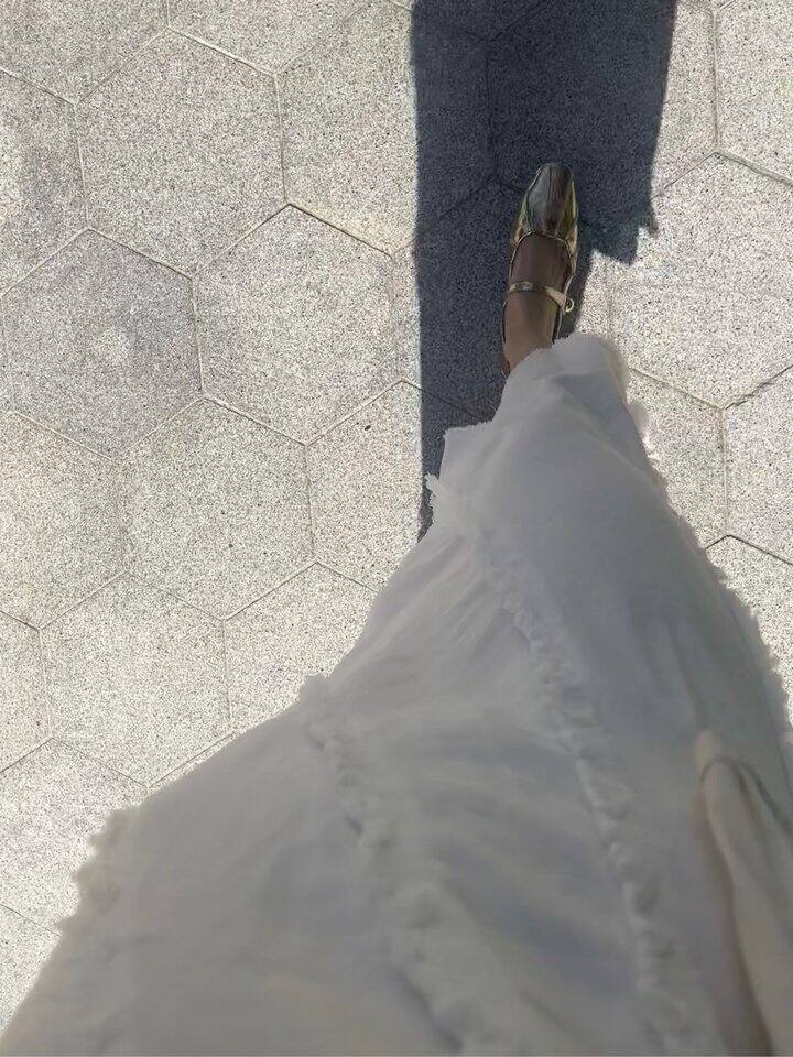 OOTD白色连衣裙配金色单鞋的周二