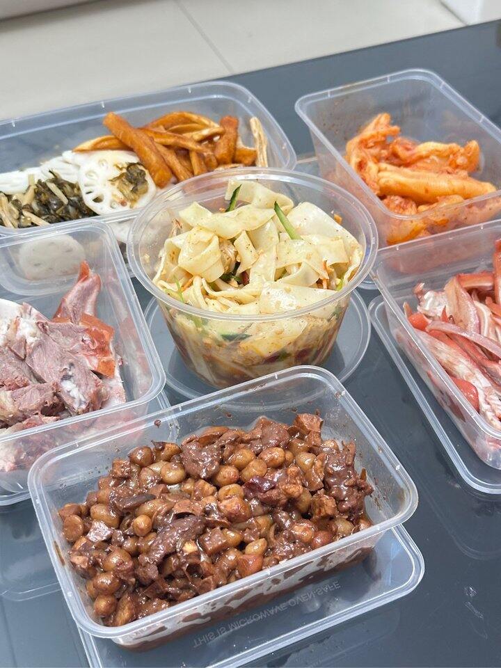和毛孩子快乐晚餐
