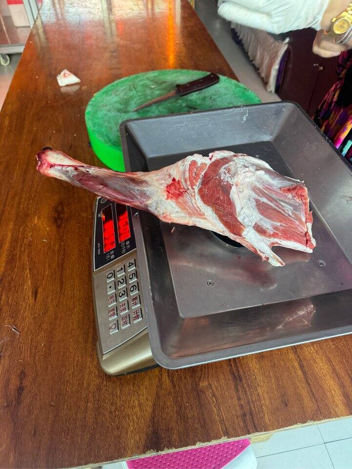 嘿嘿买了一只羊腿烤肉吃✌️