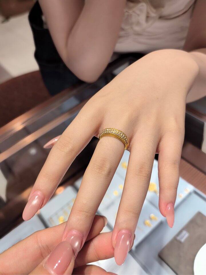 买了个大戒指爽一爽哈哈哈哈哈