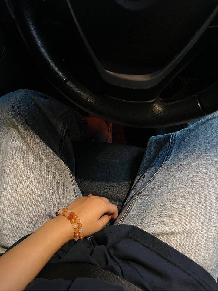 穿牛仔裤+大T恤