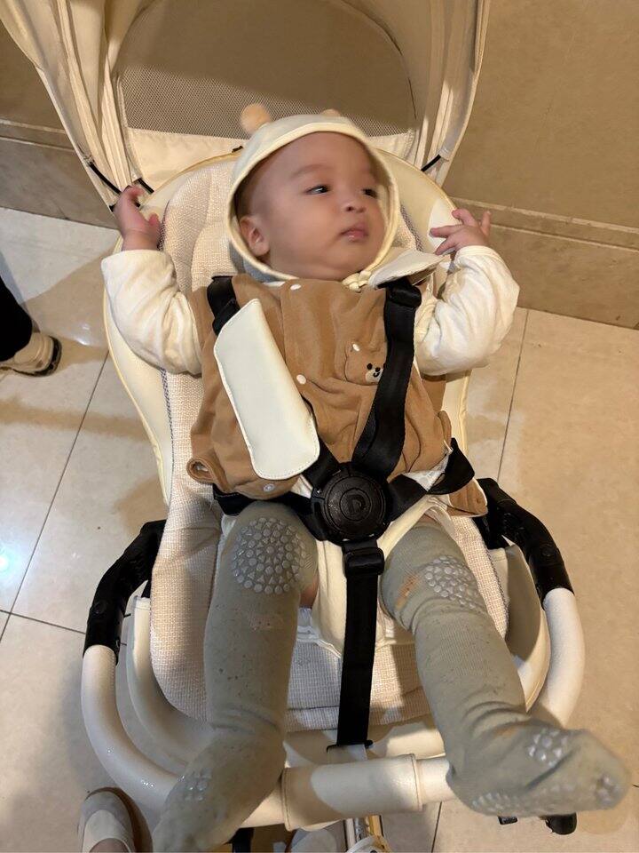 拼多多买的婴儿地板袜袜子蛮好穿的➕打底麦拉贝拉米色包屁衣