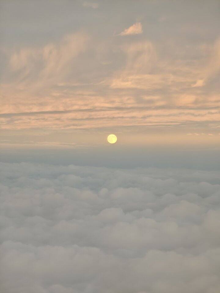 飞机上拍到的超绝月亮