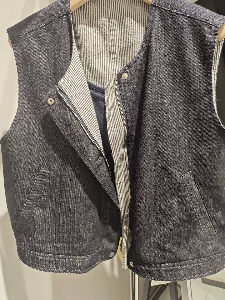 出全新马甲，牛仔马甲，实体店买的