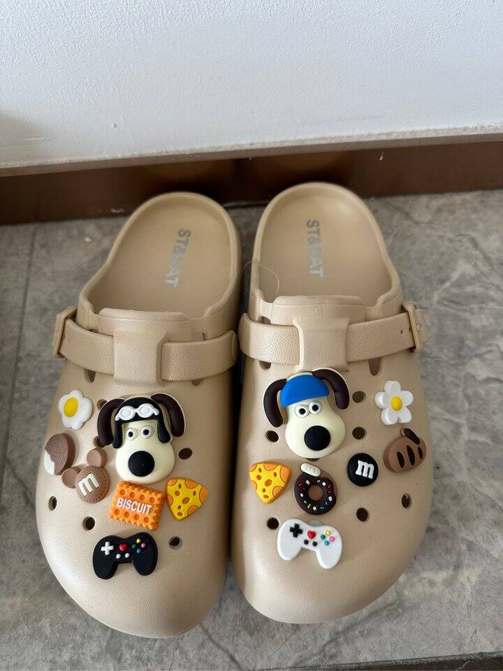 买了一双很可爱的洞洞鞋