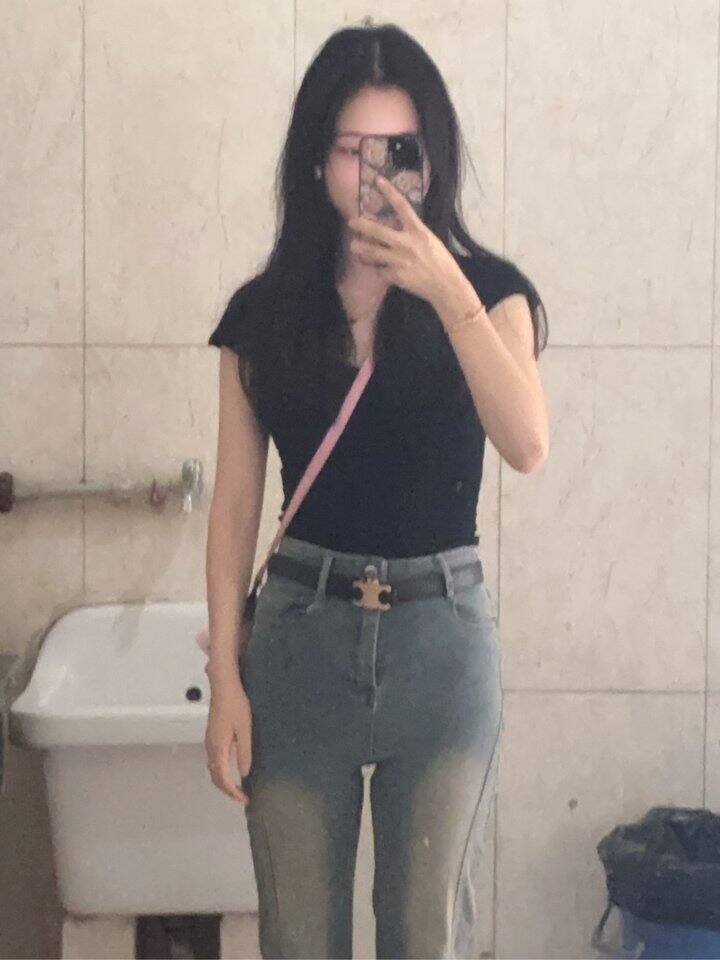 29的小T和40元的牛仔裤，嘿嘿 就爱淘点物美价廉的小破烂