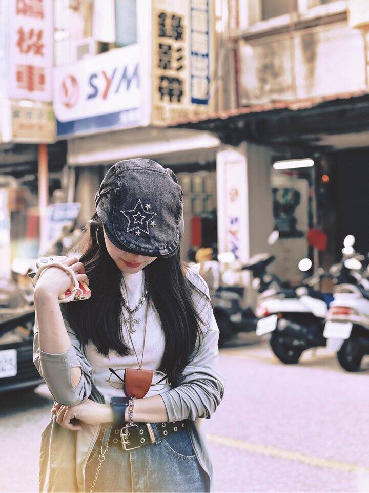 千禧年的帽子~

去金门特意买的帽子，挺好看的。


白色T是正肩，版型很正，但是对于我上半身比较短的来说，领口太高，露肤度不够。

黄色露肩的也是千禧年风格，路上还撞衫了。

金门真的好吃好喝，就是太晒了，防晒衣必须一直穿着~