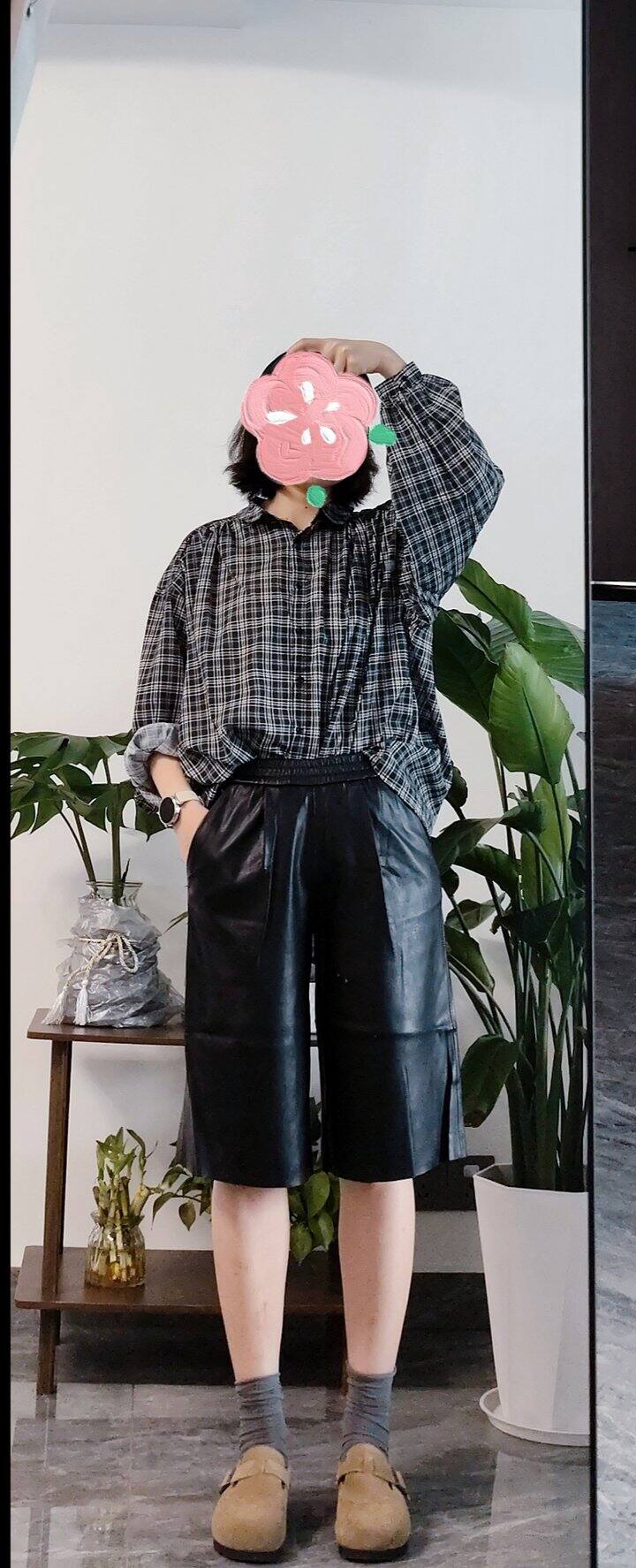 也是穿上了皮裤