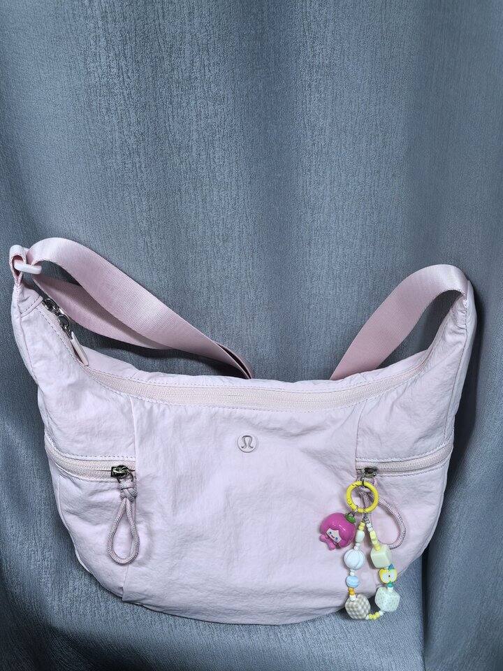 快团团入了个lulu的单肩包