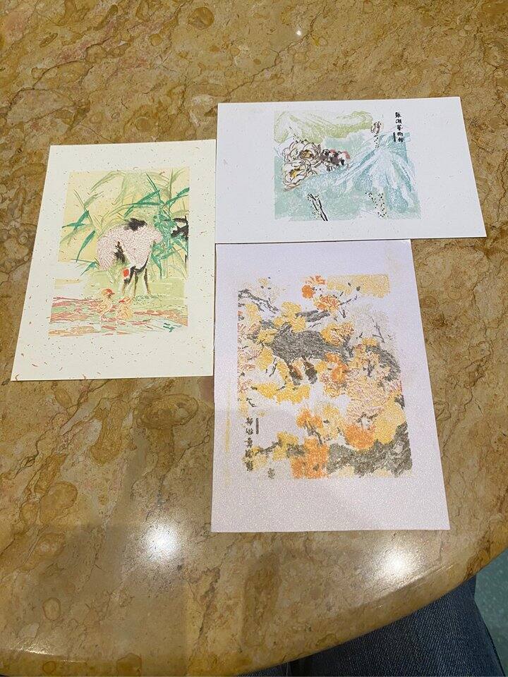 张渊艺术馆《故里心迹》美术展

下午在世博会博物馆看完《希腊人》的展，就赶来张渊艺术馆看了张渊的美术展《故里心迹》，她出生于书画世家，一直坚持书画创作，画风清新自然，我最喜欢《春山历历嘉》。

盖章处，一个大哥好心送了我几张珠光纸，可能是纸质和今天人流大的问题，套色章油墨快没了，我只盖上了第三幅图的章。后来一个从苏州过来的姐妹送了我两张白卡纸，就盖上了另外两幅图的章。除了馆内灯光不太好，其他都很完美！