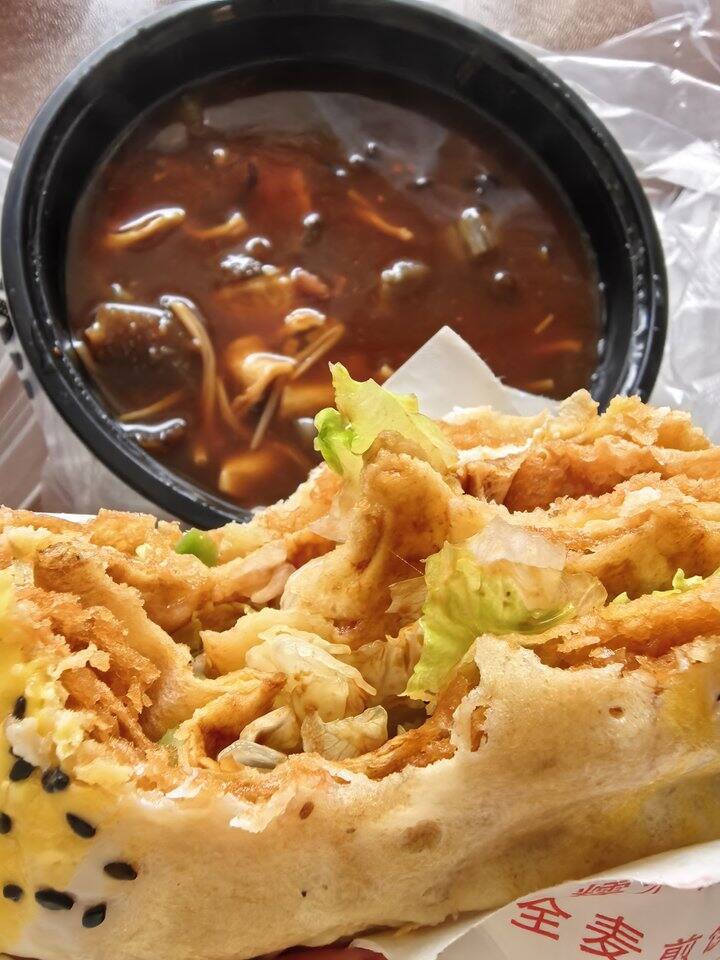 煎饼果子+海参胡辣汤