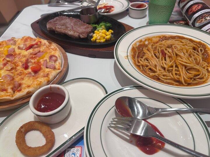 和朋友一起吃饭 闲逛 聊天