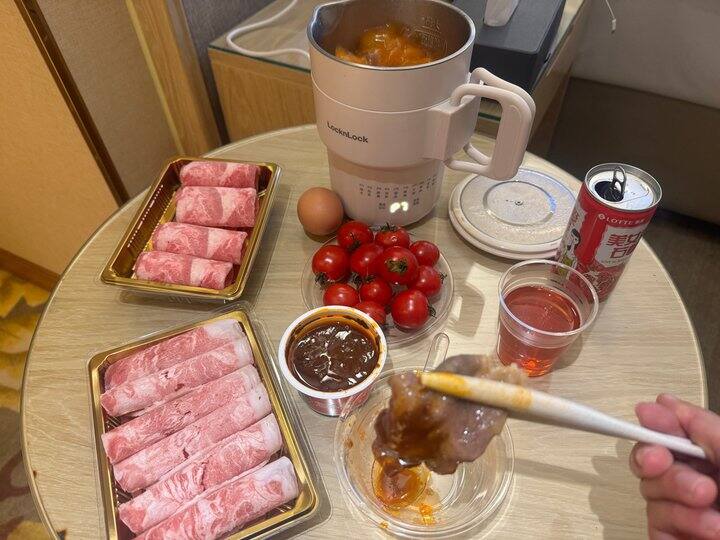 嘿嘿在酒店吃小火锅