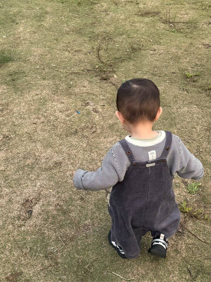 趁小要多穿背带裤呀 圆圆小肚太可爱了