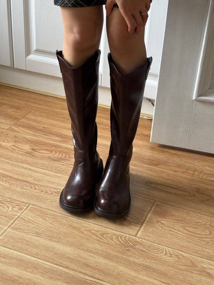 小个子棕色长筒靴