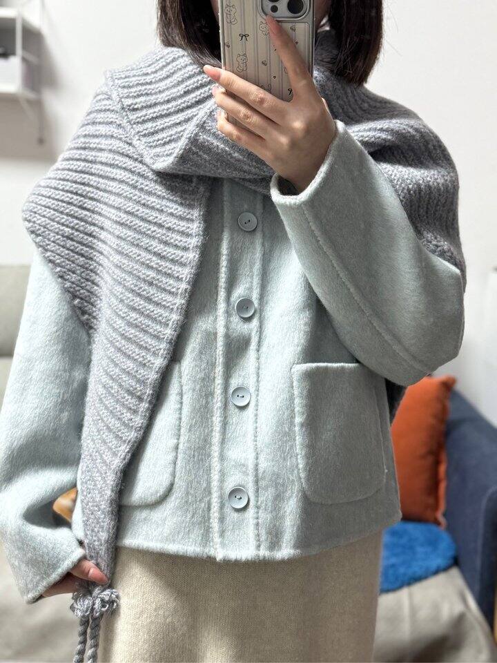 跟我让初遇帮我定制的灰色围巾太搭了