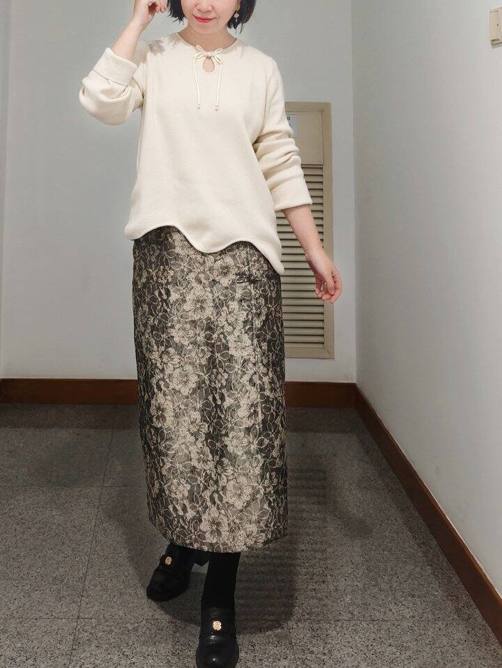 Daily Look 波浪边白毛衣与浮雕裙