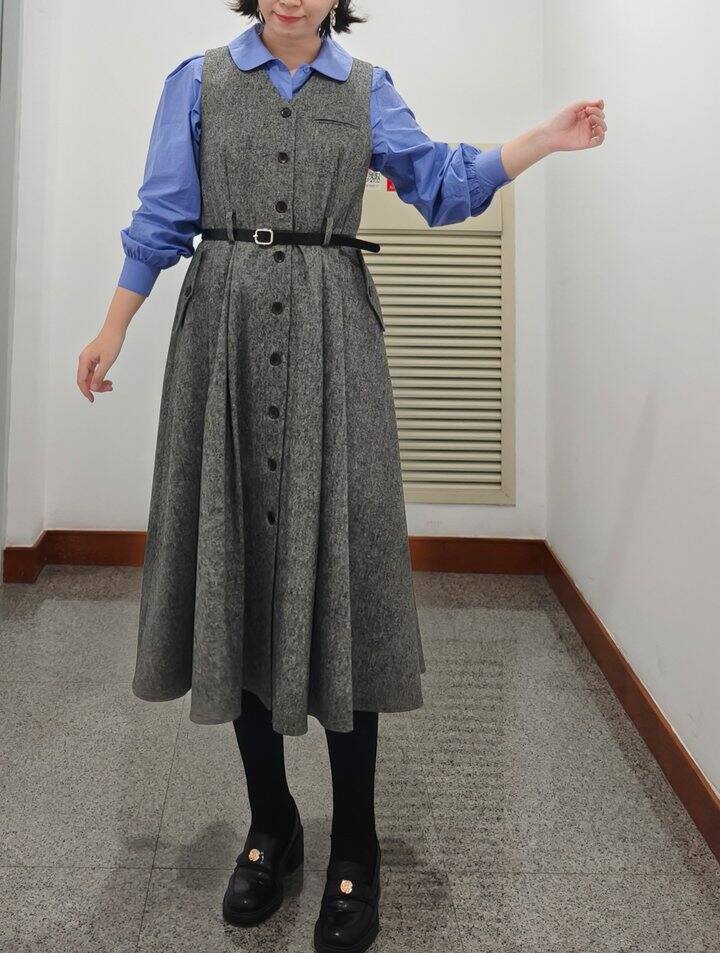 Daily Look 灰色背心裙与蓝色衬衫也很配
