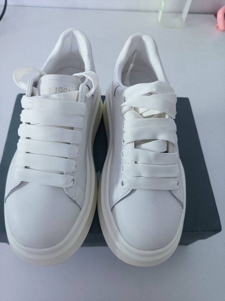 1991女鞋 小白鞋  38码 就穿一次，基本全新，非偏地区89包邮。在直播间好不容易抢到的[破涕为笑]，我脚胖，有点卡脚，这家牌子鞋基本在三四百左右。鞋子外牛皮，内里羊皮