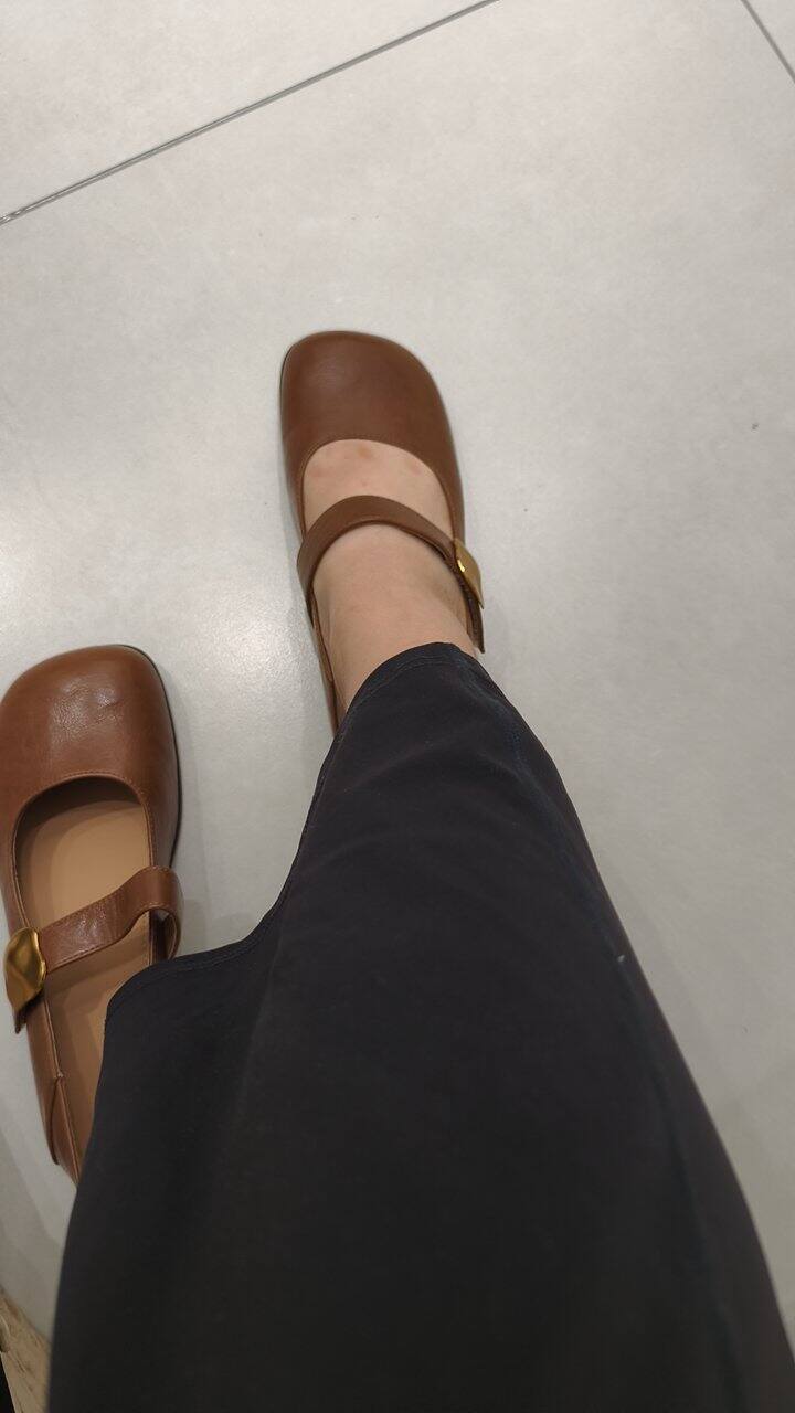 本地商场周年庆 两双百思图的鞋子