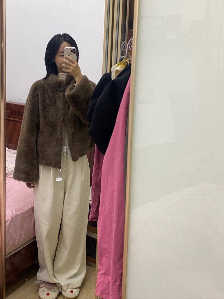 路口姐妹种草的皮草外套