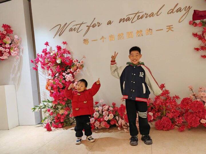 被哥哥拉着照相的一天