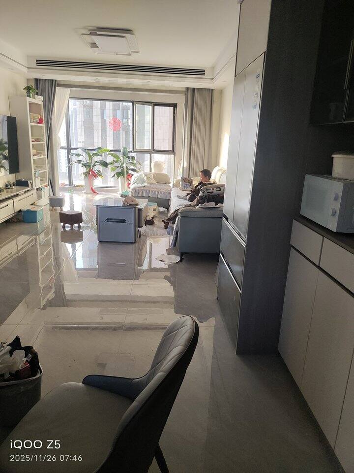 今天我出门的时候没有哭，自己在那念书