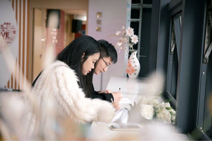 这三张那张好一点呀 帮我选一张照片！