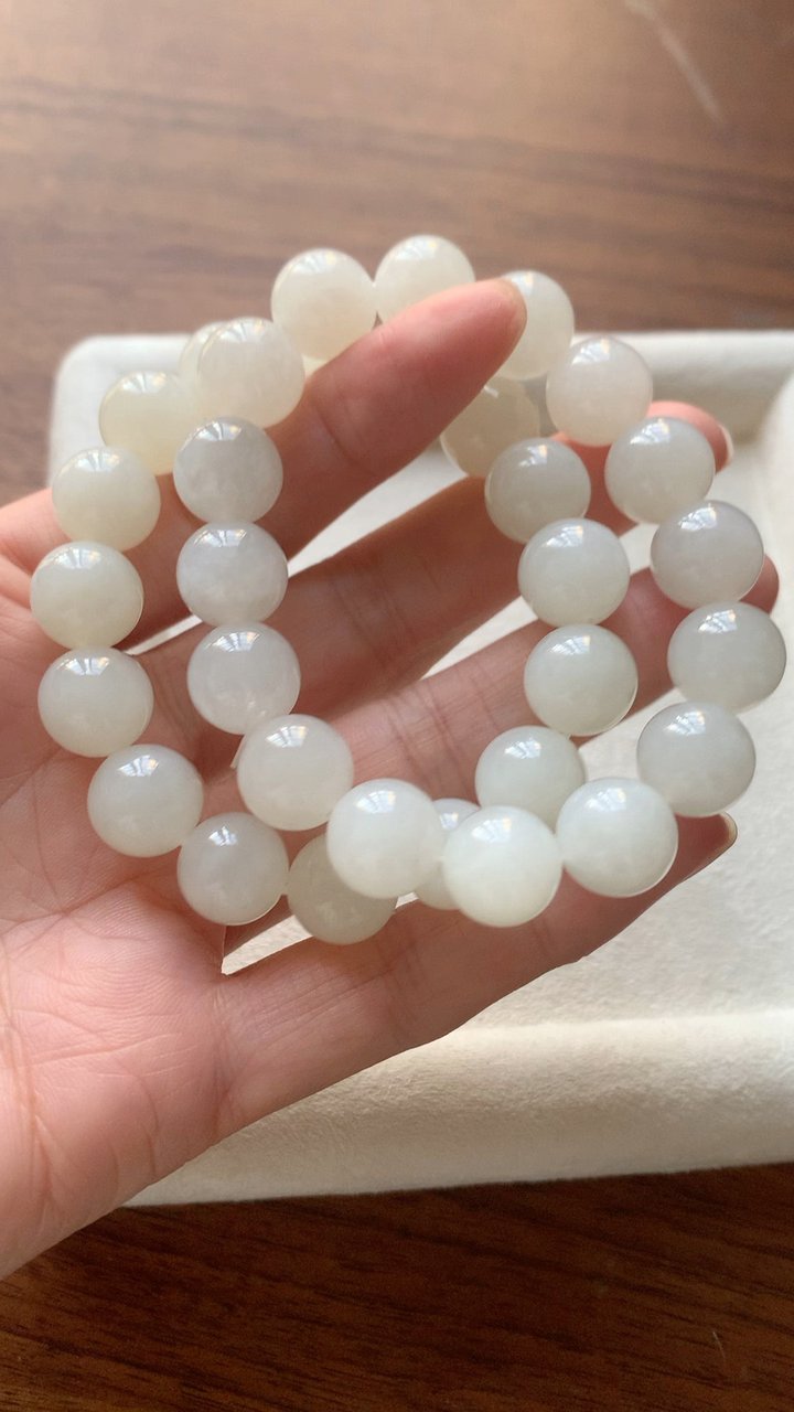 大卡位的白玉串