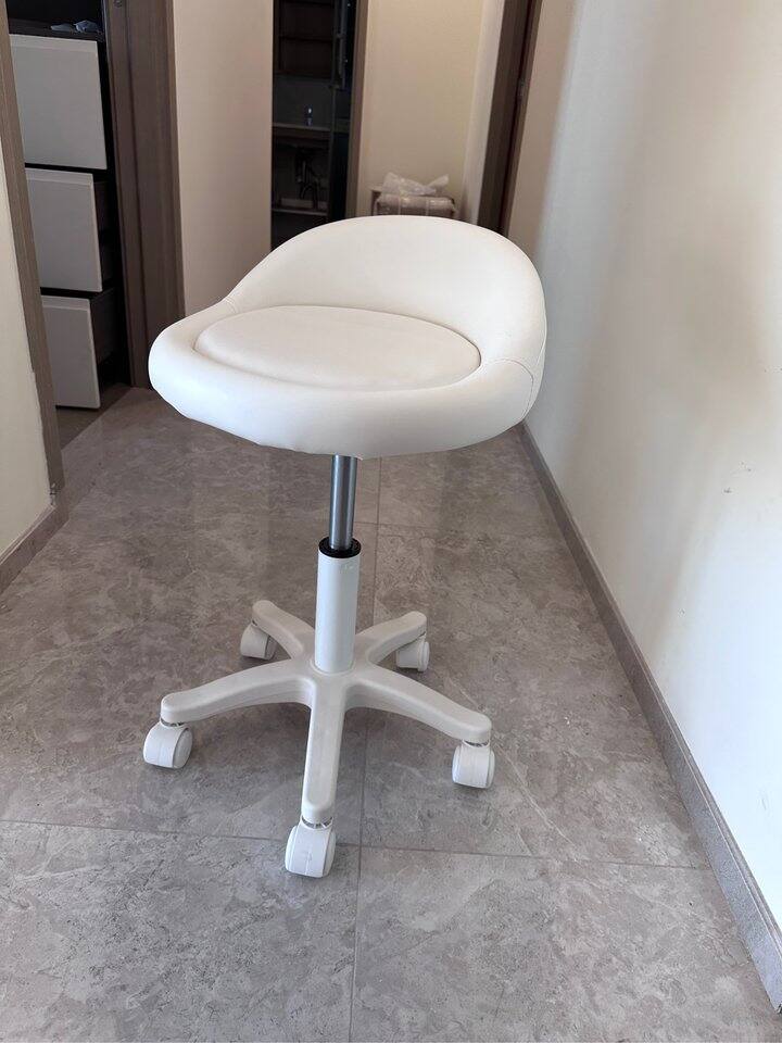 带轮子的化妆凳